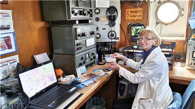 Marita Westphal-Blome in der Funkerkabine auf der „Seefalke“.