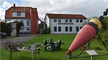 Maritime Exponate finden sich auch im Museumsgarten des Nationalparkhauses und Museums in Fedderwardersiel.