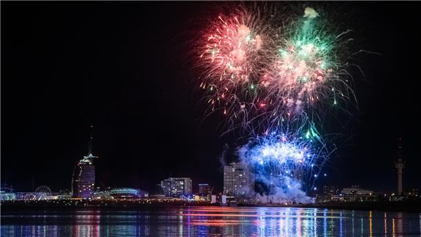 Diese zehn Höhepunkte der Maritimen Tage 2023 dürfen Sie nicht verpassen Maritime Tage 2022: Das Feuerwerk zum Höhepunkt der Festwoche mit Stadtbild im Hintergrund. Foto: Hartmann