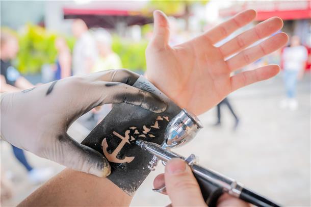 Maritime Tattoos können sich die Festbesucher auch als Airbrush für den eigenen Festivalschmuck sprühen lassen.