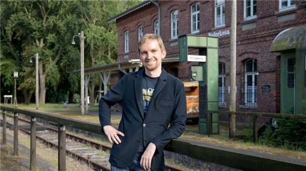 Warum dieser Mann eine Zukunft für die Museumsbahn Bederkesa sieht Mann am Gleis am Bahnhof Bad Bederkesa