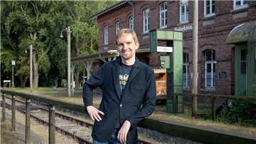 Mann am Gleis am Bahnhof Bad Bederkesa