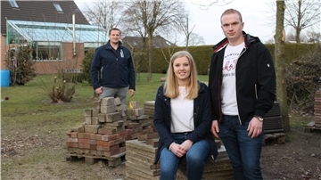 Marius Meyer (27) und Celina Kirchhoff (20) wollen gerne auf diesem Grundstück in Flögeln bauen. Doch die Geruchsimmissionsrichtlinie GIRL macht ihnen einen Strich durch die Rechnung. Ortsbürgermeister Claus Seebeck (hinten) versucht, dem Paar zu helfen.
