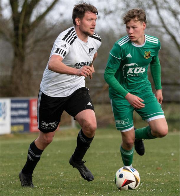 Ippensen entscheidet Derby gegen Heeslinger SC II mit 2:1 für sich Marius Schönfeld (links) im Zweikampf gegen Joona Hartmann.