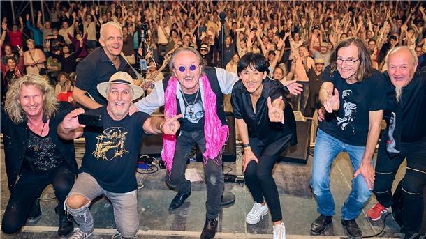 Sechsköpfige Band vor Publikum