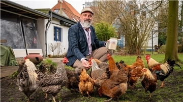 Mark Ella betreibt das Alberts Huus. Jetzt hat sich seine Grundsteuer verfünffacht. Das erhöht die Kosten für Feriengäste. 