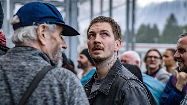 Mark (Johannes Kienast, M) ist wieder auf freiem Fuß. 