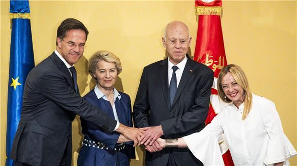 Mark Rutte, Ursula von der Leyen (2.v.l), und Giorgia Meloni (r) zusammen mit Kais Saied, dem Präsidenten von Tunesien.