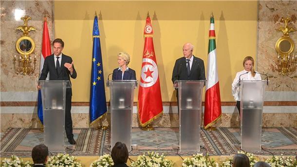 Mark Rutte, Ursula von der Leyen, Kais Saied, Präsident von Tunesien und Giorgia Meloni im Präsidentenpalast in Karthago.