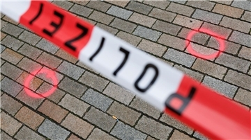 Markierungen der Kriminaltechnik am abgesperrten Tatort.