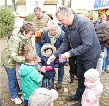 Kinder bekommen Freikarten in die Hand gedrückt.