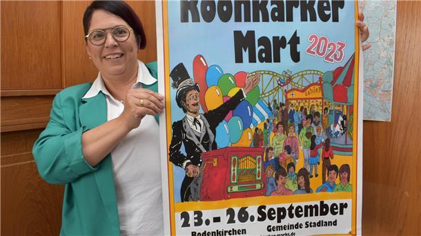 Marktmeisterin Christiane Hagen mit dem Plakatentwurf für den Roonkarker Mart 2023.