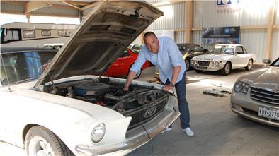 Markus Freiknecht wirft bei dem Ford Mustang Coupé aus Florida, Baujahr 1968, einen Blick unter die Motorhaube. Der Oldtimer ist für einen Stammkunden aus Gera.