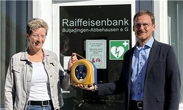 Markus Graf von der Raiffeisenbank übergab den neuen Defibrillator offiziell an Birgt Büsing (Eckwarder Turnverein).