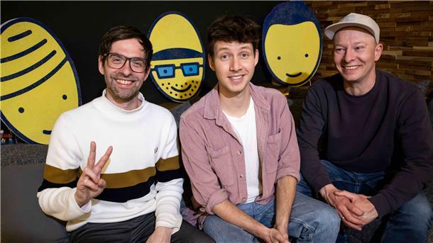 Markus Pauli (l-r), Lukas Nimscheck und Florian Sump von der Band ·Deine Freunde feierten ihr 10-jährigen Bandjubiläum mit einer Tournee, die am Wochenende in Hamburg mit drei Open-Air-Konzerten im Stadtpark zu Ende ging.