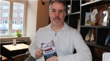 Markus Rahaus, Virologe und Autor aus Nordleda, hat seinen sechsten Kriminalroman fertiggestellt: „Operation Sturmflut!“. Der spannende Krimi-Plot ist wieder mit reichlich Lokalkolorit versetzt.