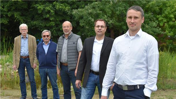 Markus Schwiering (vorne) will Tarmstedts neuer Samtgemeindebürgermeister werden. Seine Kandidatur unterstützen (von rechts) neben dem CDU-Gemeindeverbandsvorsitzenden Stephan Otten und CDU-Fraktionschef Heinz-Hermann Holsten auch Rolf Struckmeyer (Natürlich Samtgemeinde Tarmstedt) und Henry Michaelis (FDP).