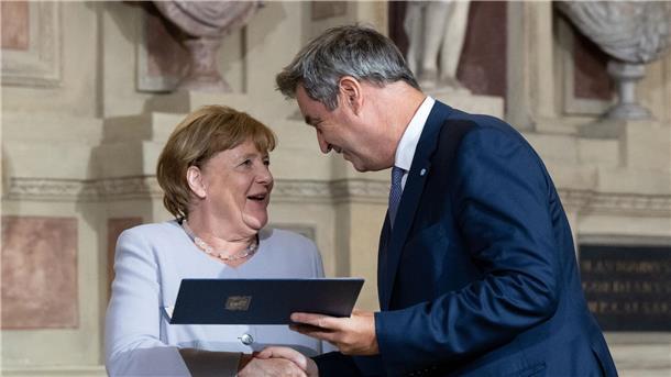 Markus Söder (CSU), Ministerpräsident von Bayern, verleiht Angela Merkel (CDU) den Bayerischen Verdienstorden.