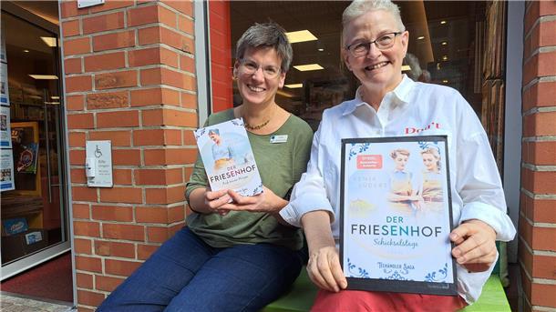 Bild der Autorin Marlies Folkens alias Fenja Lüders (rechts), die in der Buchhandlung von Anne von Bestenbostel (links) aus ihrem neuen Roman "Der Friesenhof - Schicksalstage" lesen wird.