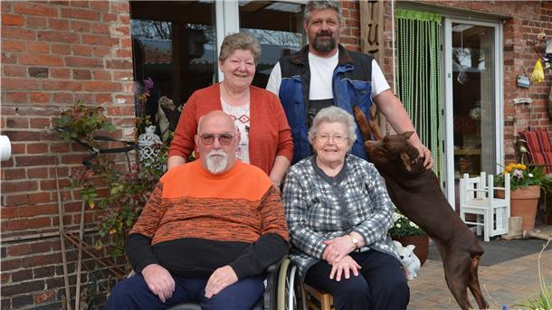 Mehrgenerationenhaus: Hier leben alle unter einem Dach Marlies Stuthmann (hinten links) lebt mit ihrem Mann Detlef (vorne links), Mutter Herta und Sohn Thorsten sowie dessen Partnerin Franziska (nicht im Bild) auf dem Hof in Bramel. Hündin Kira gehört ebenfalls zur Familie.