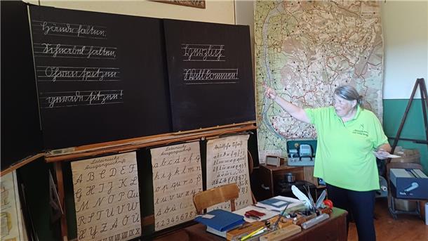 Wie es damals war, als Jungen und Mädchen in der Schule getrennt saßen Eine alte Frau als Lehrerin.