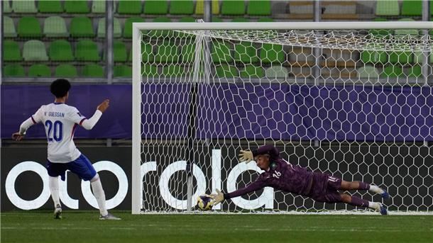 Dritter Torhüter als Held: Marokko im Finale der U20-WM Marokkos Torhüter Abdelhakim Mesbahi hält einen Elfmeter.