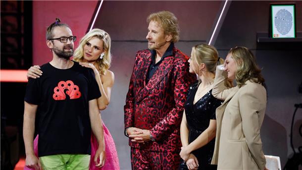 Marten Reiß (l) wurde bei der ZDF-Show „Wetten, dass..?“ mit Thomas Gottschalk und Michelle Hunziker Wettkönig.