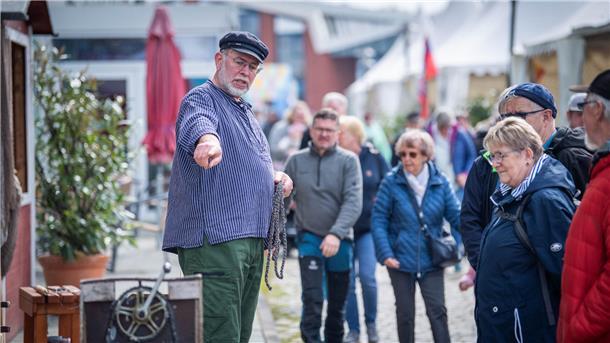 Hi, Fisch! Bilder der Fischparty im Fischereihafen Bremerhaven (mit Sonntag) Martin Dücker aus Hagen im Bremischen zeigt den Gästen, wie Seile und Taue von Hand hergestellt werden.