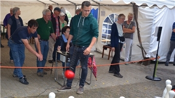 Martin Frühwacht (Bildmitte) vom Verein „De Dieklüe“ aus Norderschweiburg versuchte sich beim Luftkegeln. Insgesamt gingen in Augustgroden 100 Mannschaften an den Start.