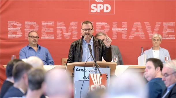 Blick aufs Rednerpult.