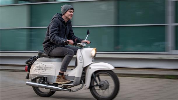Martin Klein fährt auf seiner Schwalbe, einem Moped der Marke Simson.