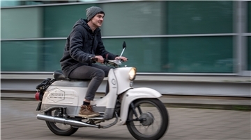 Martin Klein fährt auf seiner Schwalbe, einem Moped der Marke Simson.
