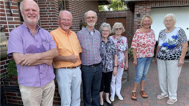 Martin, Konrad und Walter Kinner und ihre Schwestern Klara und Regina haben in Stollhamm ein Wiedersehen gefeiert. Dabei trafen sie auch Christine Heckmann wieder. Lotte Görries war die Gastgeberin (von links).