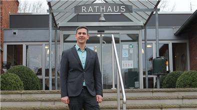 Martin Leying vor dem Rathaus in Hagen.-