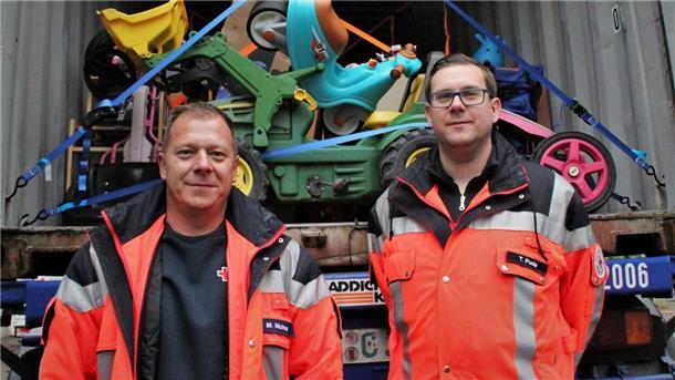 Martin Michna und Tobias Dude (rechts) vom Roten Kreuz fahren den Container mit Hilfsgütern für die Ukraine.