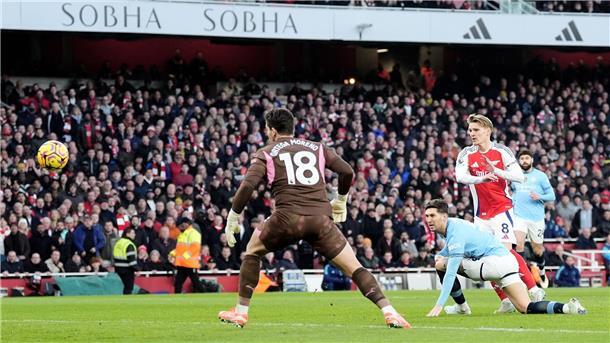Premier-League-Hammer: Arsenal deklassiert Man City mit 5:1 Martin Ödegaard (r) erzielt das erste Tor der Partie für Arsenal.