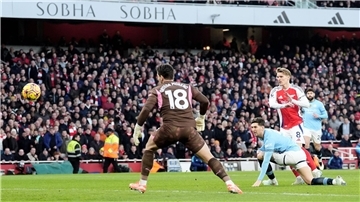 Martin Ödegaard (r) erzielt das erste Tor der Partie für Arsenal.