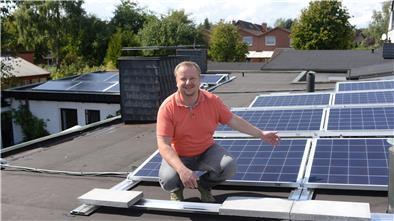 Martin Oster auf dem Dach seines Hauses mit der Photovoltaikanlage. Er rät Hausbesitzern, sich mit diesem Thema zu beschäftigen, weil man mit Photovoltaik immer noch eine gute Rendite erzielen kann.
