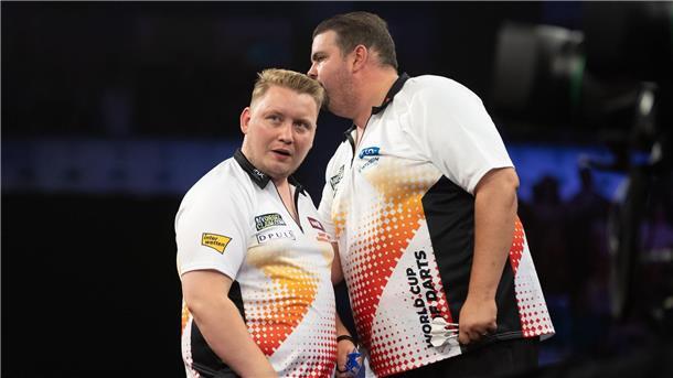 Deutschland bei Darts-Team-WM im Achtelfinale draußen Martin Schindler (l) und Gabriel Clemens schieden bei der Team-WM im Achtelfinale aus.