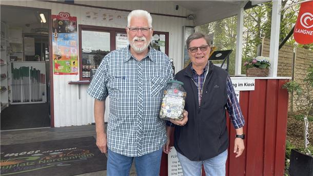 Mann und Frau vor einem Kiosk