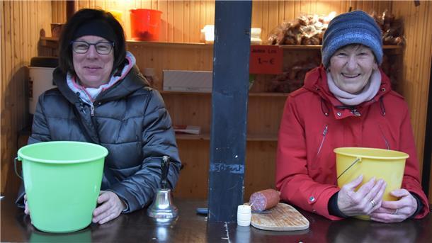 Weihnachtsmarkt in Zeven: Kleine Budenstadt lockt Besucher Das Foto zeigt Martina Demmler und Inge Kohl.