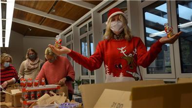 Martina Dreyer, Melanie Topheide, Katja Rowold und Britta Murawski (von links) hatten viel zu tun. 1800 Nikolaustüten mussten gepackt werden, um rechtzeitig vor den Türen der Kinder in Geestland zu stehen.