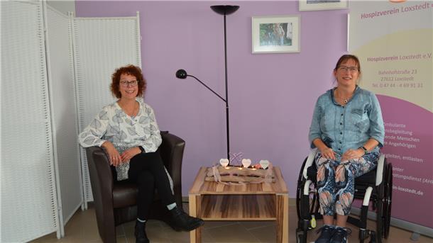 Zwei Frauen an einem Tisch.