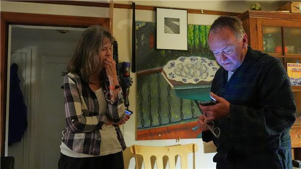 Mary E. Brunkow mit ihrem Ehemann Ross Colquhoun nachdem sie von der Ehrung erfahren hat. 