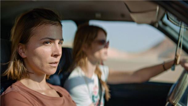 Mascha (Aylin Tezel, li.) fährt mit Tal (Yuval Scharf) im Auto