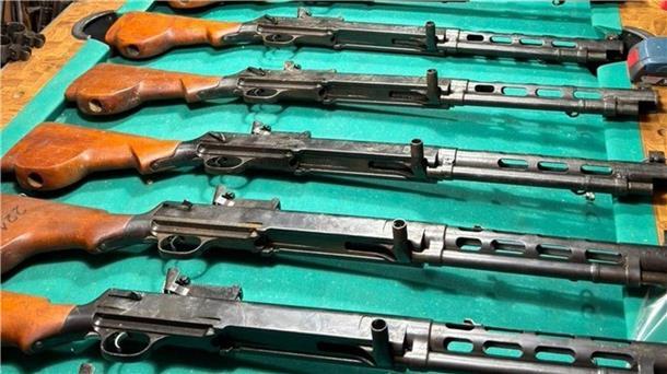 Maschinengewehre wurden sichergestellt. 