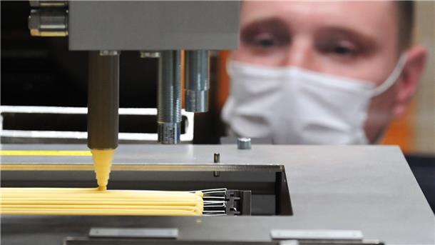 Maske am Arbeitsplatz ist für viele Beschäftigte im Fall einer neuen Corona-Welle eine Option.