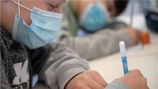 Masken statt Schnelltests: An Bremerhavens Schulen werden nach den Ferien keine freiwilligen Schnelltests angeboten. Die Stadt möchte die Maskenpflicht erweitern und auf Radartests setzen.