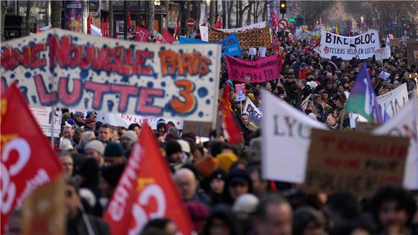 Massendemonstration gegen die geplante Rentenreform in Paris.