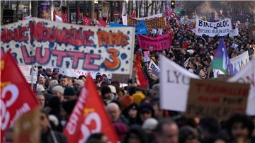 Massendemonstration gegen die geplante Rentenreform in Paris.